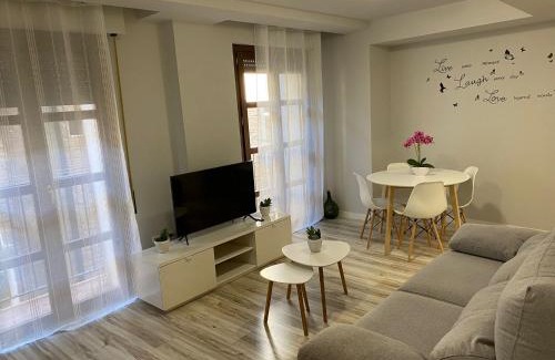Tudela Apartment | Casa Alberto 1 izda: Family-Friendly with Top Guest Ratings