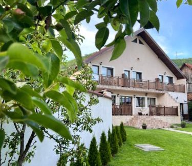 Gales House | Discover CASA ALEXANDRA: Family-Friendly with Top Ratings