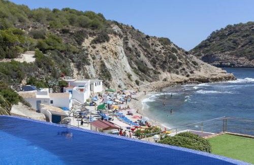 Mar Azul Villa | Cozy Casa Alicia 10: Pet-Friendly Oceanfront Retreat