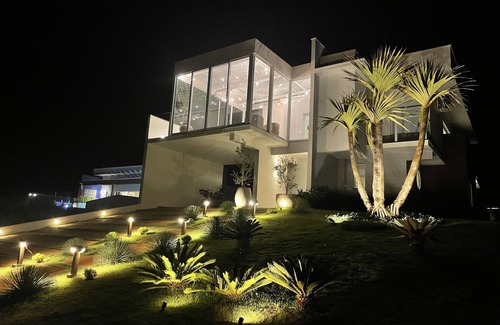 Itai Cottage | Elegant Lakeside Retreat at Casa Alto Padrão Avaré