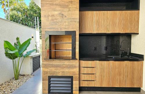 Vila Yolanda House | Casa Alto Padrão: Modern 3-Bedroom Retreat for Families