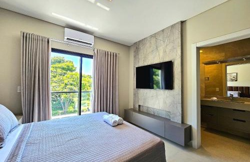 Vila Yolanda House | Casa Alto Padrão: Modern 3-Bedroom Retreat for Families