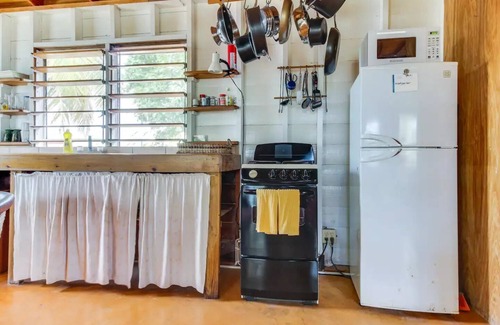 Caye Caulker Apartment | Casa Amancer: Poolside Retreat with Sea Views for Families