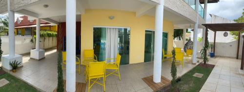 Barra do Jacuipe House | Cozy Casa Amarela: Oceanfront Stay with Pool & Pet-Friendly