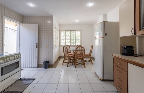 Camboinhas House | Casa Amarela Camboinhas: Family-Friendly Getaway Awaits
