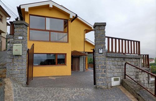 Parada de Bouro House | Experience Casa Amarela da Caniçada with Pool & Hot Tub