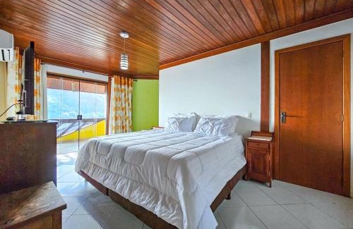 Frade Villa | Relax at Casa Amarela Portogalo with Private Beach & Pool