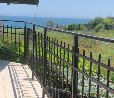 2 Mai Villa | Casa Andrei: Oceanfront Retreat with 10/10 Guest Rating