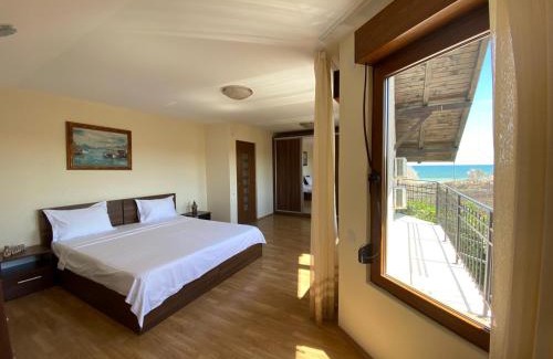 2 Mai Villa | Casa Andrei: Oceanfront Retreat with 10/10 Guest Rating