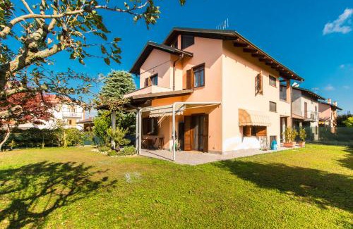 Bussolino Apartment | Inviting Casa Angeletti: Family-Friendly with Breakfast