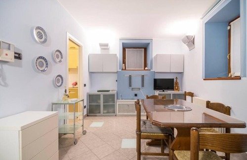 Mergozzo House | Cozy Casa Anita: Oceanfront Bliss with Private Beach Access