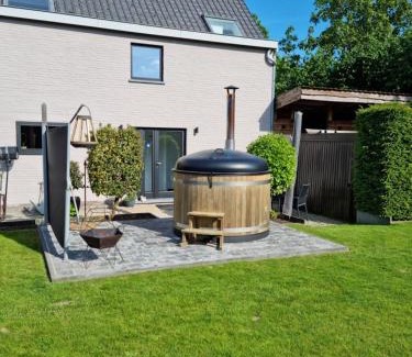Zingem House | Casa-Anja: Family-Friendly Retreat with Hot Tub & Dining