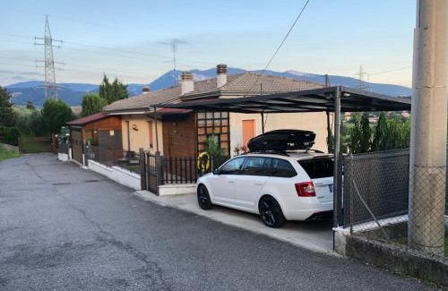 Caprino Veronese House | Cozy Casa Anna: Oceanfront Oasis with Family-Friendly Amenities