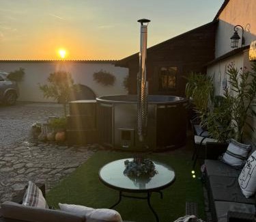Sura Mica House | Cozy Casa Antonia Homestay: Family-Friendly with Kitchen
