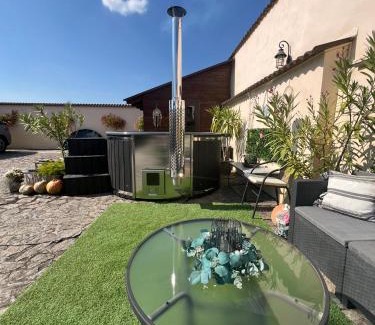 Sura Mica House | Cozy Casa Antonia Homestay: Family-Friendly with Kitchen