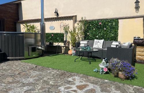 Sura Mica House | Cozy Casa Antonia Homestay: Family-Friendly with Kitchen