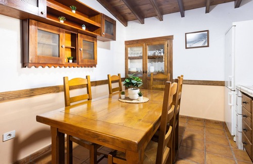 Vilaflor House | Discover Casa Argelia: Family-Friendly Stay with Spa & Breakfast