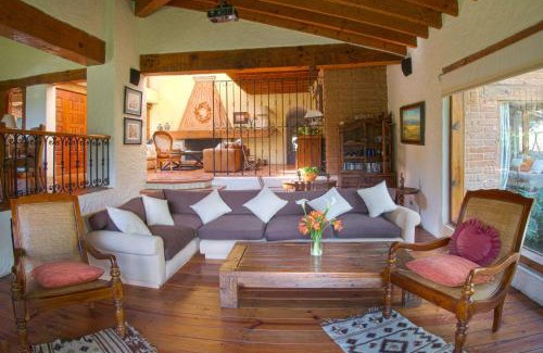Valle de Bravo House | Casa Avándaro con alberca, Río, Bosque y Cocinera!
