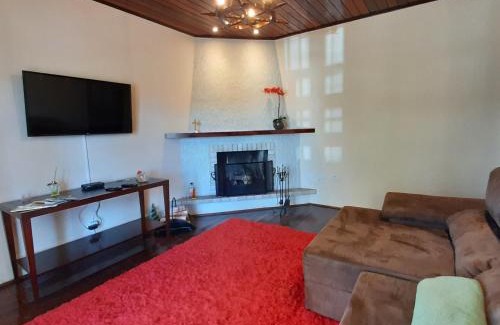 Vila Albertina House | Family-Friendly Casa Avelar with Kitchen in Campos do Jordão