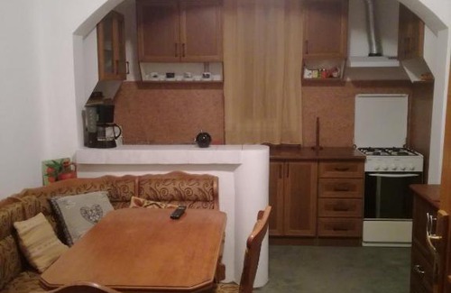 Calea Sever Bocu Apartment | Cozy Casa Ayan: Family-Friendly with Breakfast & Kitchen