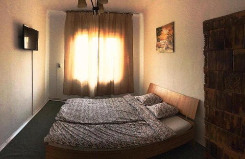 Calea Sever Bocu Apartment | Cozy Casa Ayan: Family-Friendly with Breakfast & Kitchen