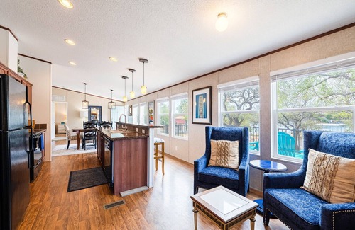 Burnet House | Casa Azul: Tranquil Retreat with Lake View Deck and More