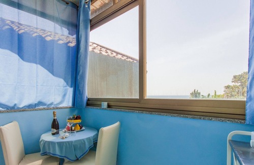 Praiola Apartment | Casa Azzurra Front Beach, Riposto, Italy