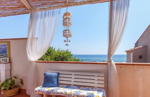Praiola Apartment | Casa Azzurra Front Beach, Riposto, Italy