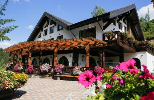 Fundu Moldovei House | Unforgettable Stay at Casa Baciu Colacu - Guest Rated 9.9