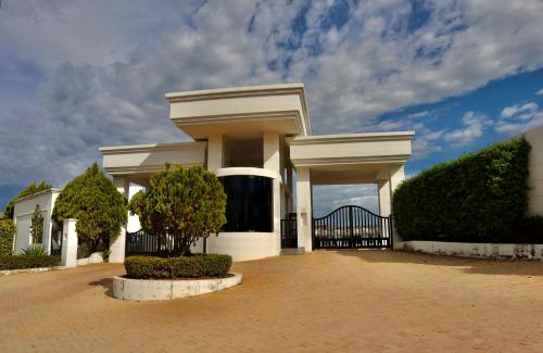Flandes House | Casa Bahía: Relaxing Oceanfront Retreat with Family-Friendly Amenities