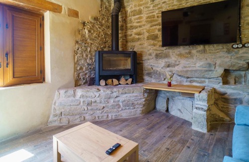 Lasaosa House | Casa Barambán: Exceptional Stay with Family and Pets Welcome