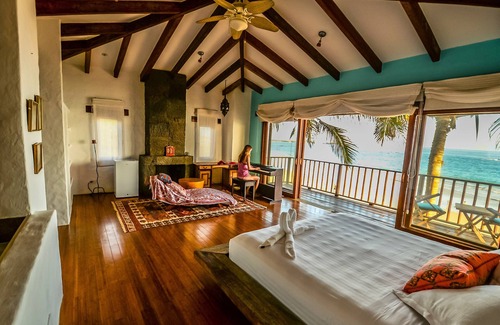 Puerto Villamil Hotel | Discover Casa Baronesa: Ocean Views & Spa Amenities