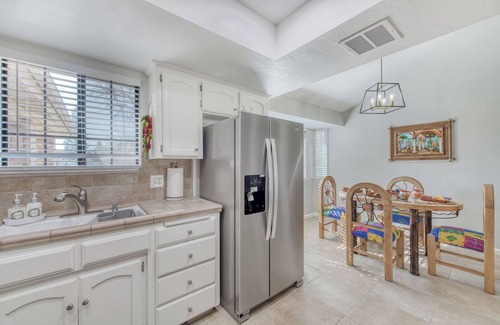 Raisin House | Tranquil 3-Bedroom Retreat in North East Fresno, Rated 10/10