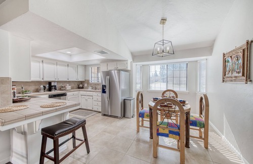 Raisin House | Tranquil 3-Bedroom Retreat in North East Fresno, Rated 10/10