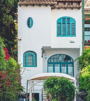 Caldes d'Estrac Villa | Casa Baulenas: Oceanfront Retreat with Pet-Friendly Perks