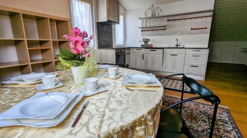 SantʼAntonino Apartment | Family-Friendly Casa Bea with Kitchen Amenities Awaiting You