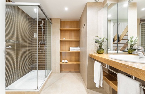la Vila de Gracia Hotel | Elegant Casa Bella Gracia with Spa & Family-Friendly Perks