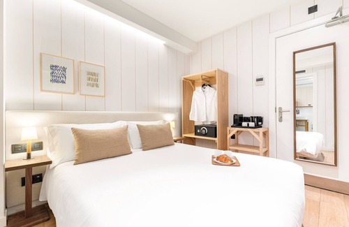 la Vila de Gracia Hotel | Elegant Casa Bella Gracia with Spa & Family-Friendly Perks