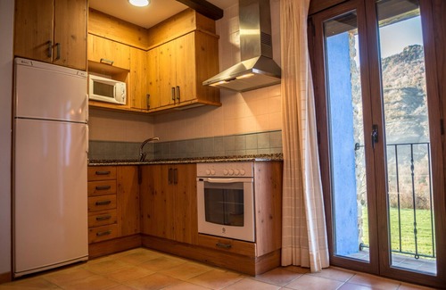 Sobrecastell Cottage | Top-Rated Casa Bernat: Spacious Haven for 4 Guests