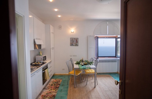 Ravello House | Casa Bianca: Top-Rated Apartment with Kitchen & Breakfast
