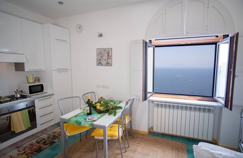 Ravello House | Casa Bianca: Top-Rated Apartment with Kitchen & Breakfast