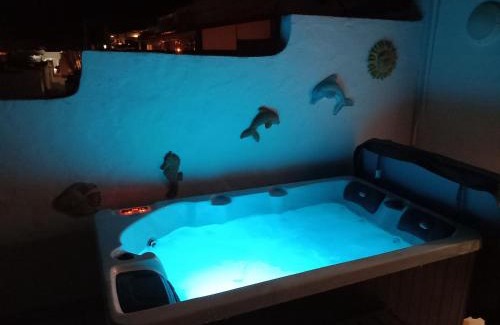 Bahia Calma Apartment | Inviting Casa Birke: Family-Friendly with Hot Tub Bliss