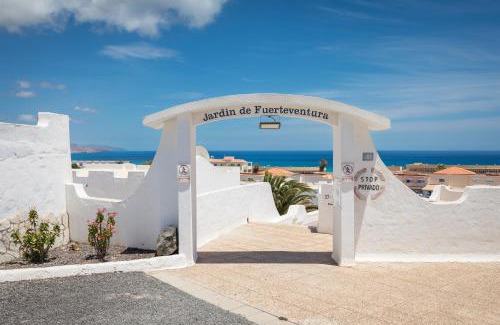 Bahia Calma Apartment | Inviting Casa Birke: Family-Friendly with Hot Tub Bliss