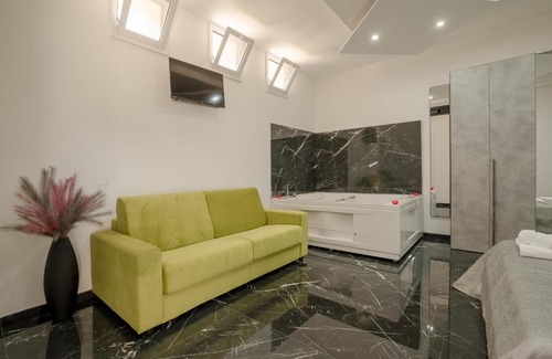 Taranto House | Beautiful Casa Birmano Suite with Ocean View and Hot Tub