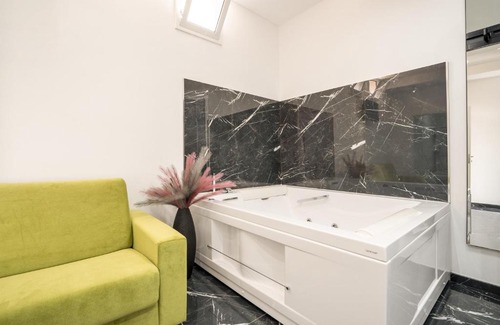 Taranto House | Beautiful Casa Birmano Suite with Ocean View and Hot Tub