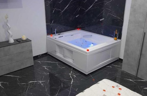 Taranto House | Beautiful Casa Birmano Suite with Ocean View and Hot Tub
