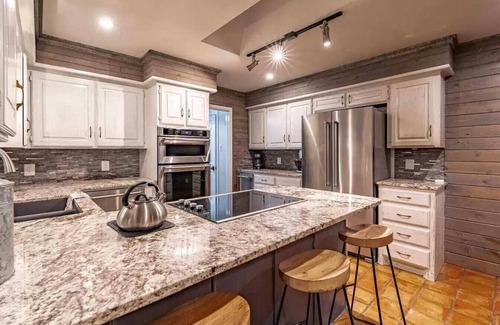 Lubbock House | Casa Blanca: Modern Retreat with Hot Tub & Breakfast Included