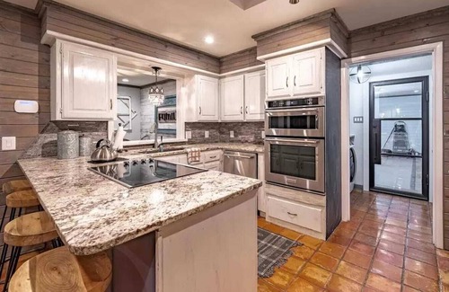 Lubbock House | Casa Blanca: Modern Retreat with Hot Tub & Breakfast Included
