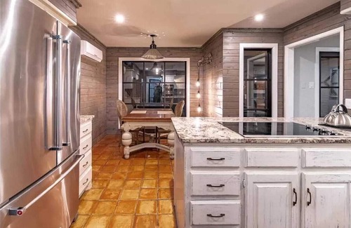 Lubbock House | Casa Blanca: Modern Retreat with Hot Tub & Breakfast Included