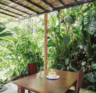 Cocorna House | Casa blanca, Refugio Natural Jacaranda